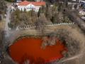 Вода в пруду около российского посольства в Литве окрасилась в кровавый цвет
