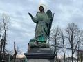 Впав хрест, утримав меч: на площі у Бородянці дивом уцілів пам'ятник архангелу Михайлу