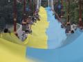У Києві через Парковий пішохідний міст розгорнули прапор довжиною 430 метрів