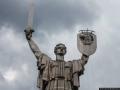 «Батьківщина-мати» без серпа та молота: у Києві розпочали демонтаж герба СРСР із монумента