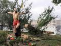 FEMEN спилили крест над Mайданом Незалежности