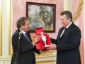Платини вручил Януковичу копию кубка Европы
