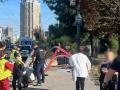 Загиблі лежать на тротуарі: у Києві авто на шаленій швидкості влетіло у зупинку із людьми