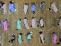 Родители китайских студентов спят на циновках