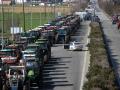 Греческие фермеры перекрывают дороги
