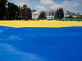 Под Радой развернули самый большой флаг Украины