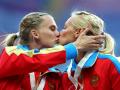 Российские бегуньи оскорблены реакцией на их поцелуй