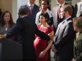 Обама во время выступления поймал падающую беременную