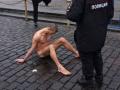 Художник-акционист прибил свои гениталии гвоздем к брусчатке на Красной площади