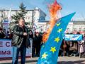 В Симферополе сожгли флаг Евросоюза