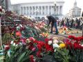 Люди несут цветы на Майдан в знак памяти о погибших