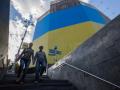 Киевский ЦУМ укутали в украинский флаг