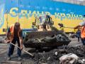 Коммунальные службы убирают сгоревшую баррикаду на Майдане 