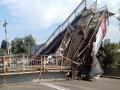 В Киеве грузовик снес пешеодный мост