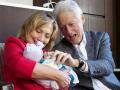 Клинтоны с внучкой