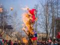 В Белоруси вместе с чучелом сожгли флаг РФ