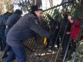 Протестующие чернобыльцы прорвались ко входу в Раду