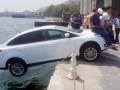 Прохожие спасли автомобиль от падения в Босфор