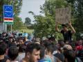 Венгерская полиция применила к штурмующим границу мигрантам слезоточивый газ