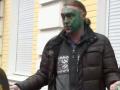Зеленкой облили экс-нардепа Мирошниченко под зданием Печерского суда 