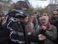 «Обнимите меня, я не террорист»: мусульманин устроил акцию в центре Парижа 