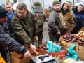 Как Захарченко весы на рынке проверяет