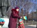 Бабушка пришла с украинским флагом к памятнику Шевченко в Луганске: Я на своїй, Богом даній землі!