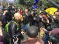 Конфликт украинских и российских журналистов возле суда над Савченко