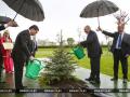 Протокол есть протокол: Бацька и Туркменбаши полили елку под дождем