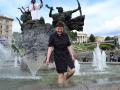 Надежда Савченко в киевском фонтане