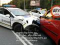 Видео момента ДТП Toyota Prius vs Mitsubisgi Colt vs Skoda , ул.Кирилловская Kyiv