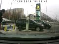Харьковский полицейский на Приусе ударил стоящую машину и сделал вид что ничего не произошло
