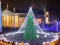 В Вильнюсе зажгли уникальную рождественскую елку из 50 тысяч огоньков