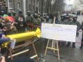 Националисты оставили Порошенко двухметровую конфету и билет до Липецка