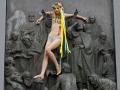 В Киеве активистка Femen забралась на памятник Владимиру 