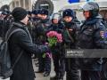 Цветы для полиции: акции протеста сторонников Навального