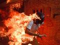 Горящий протестующий из Венесуэлы стал фотографией года
