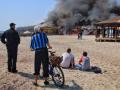 Масштабный пожар на пляже в Одессе: полностью сгорел ресторан