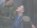 Савченко на автозаку і в кайданках привезли до суду