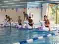 Игроки сборной Англии по футболу верхом на надувных единорогах