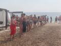 Самоорганизация: отдыхающие тушат пожар на пляже в Коблево