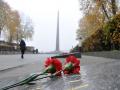 В 75-ю годовщину освобождения Киева от немецко-фашистских захватчиков к памятникам возложили цветы