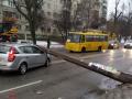 ЧП в Киеве: фонарный столб упал на авто и перегородил дорогу