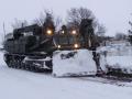 Впечатляюще: запорожские спасатели показали, как инженерный танк чистит дороги от снега