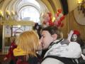 «Поцелуй за бесплатный проезд»: акция по случаю Дня всех влюбленных на фуникулере в Киеве