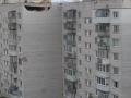 В Борисполі вітер повалив частину стіни багатоповерхівки