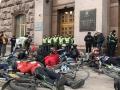 У Києві велосипедисти влаштували лежачий протест під КМДА 