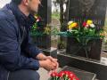 Зеленский побывал на могиле деда и поздравил украинцев с Днем Победы
