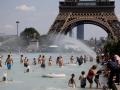 Аномальная жара в Европе: пляж возле Эйфелевой башни