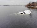 В Киеве посреди Днепра бросили затонувшую яхту